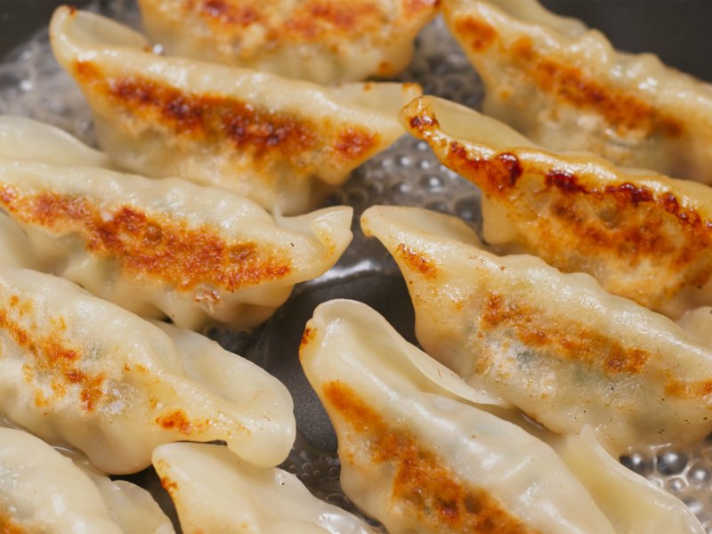 gyozas al vapor doradas en sartén