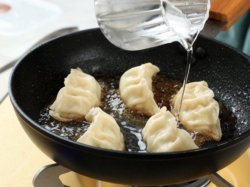 gyozas al vapor en sartén